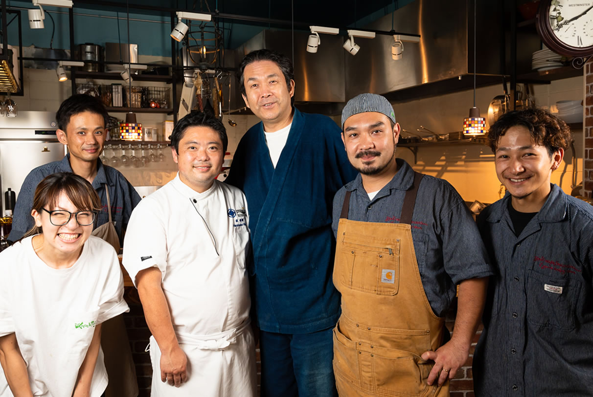 三人のシェフとKnocking kitchenのスタッフのみなさん