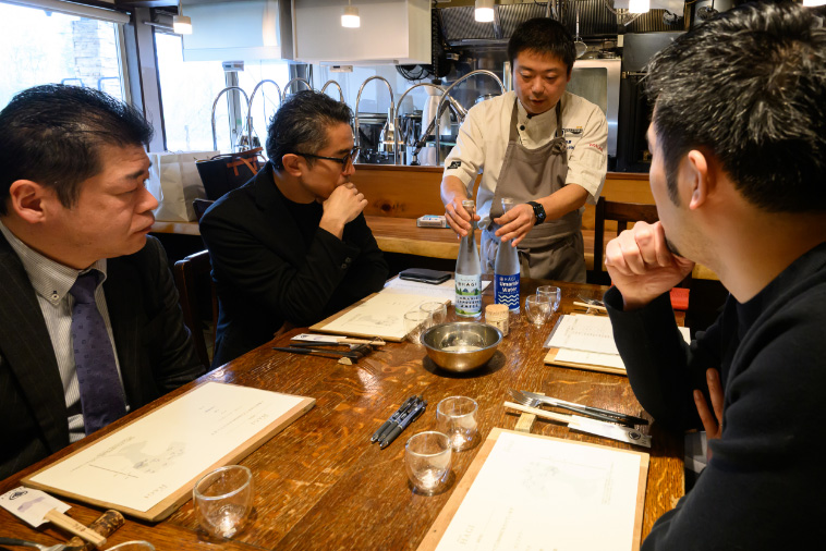 水の説明をする萩シェフ