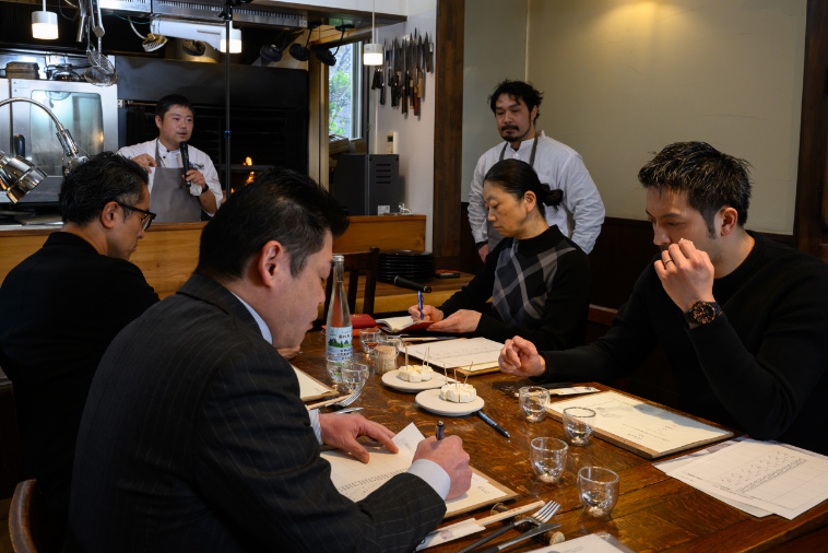 カマンベールチーズを口にする参加者