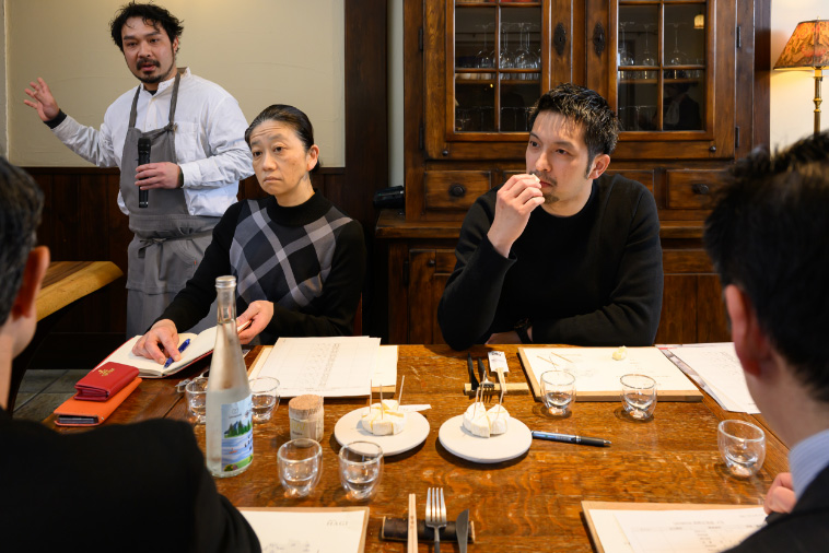 カマンベールチーズを口にする参加者