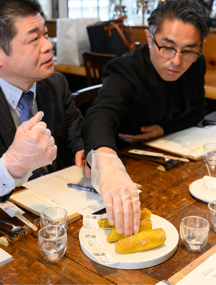 サツマイモの乾燥具合を確かめる参加者