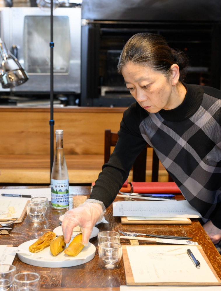 サツマイモの乾燥具合を確かめる参加者