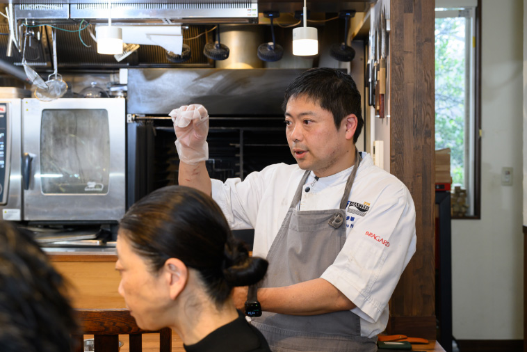 説明する萩シェフ