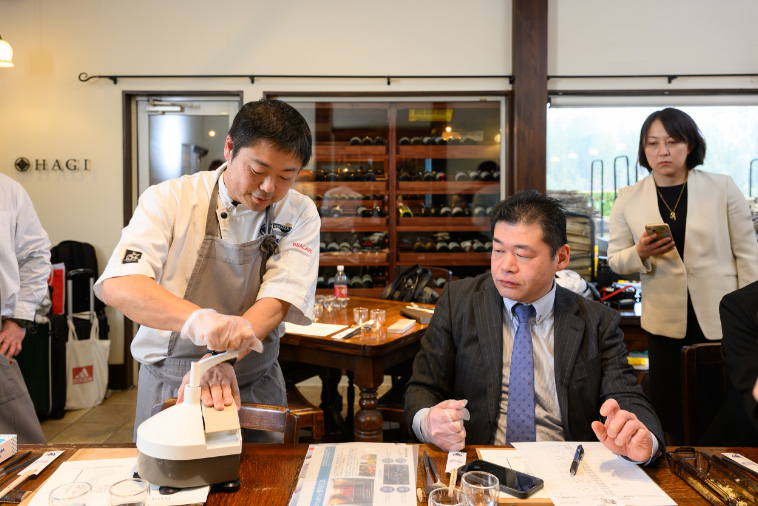 イモ節を削る萩シェフ