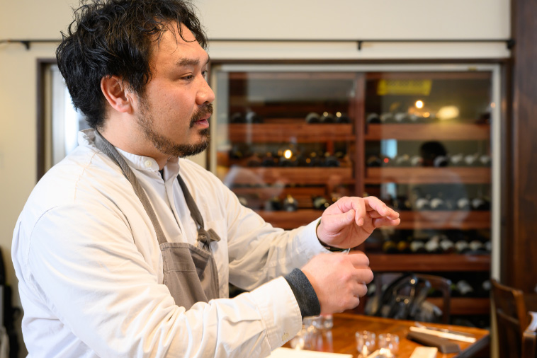 イモ節を削る萩シェフ