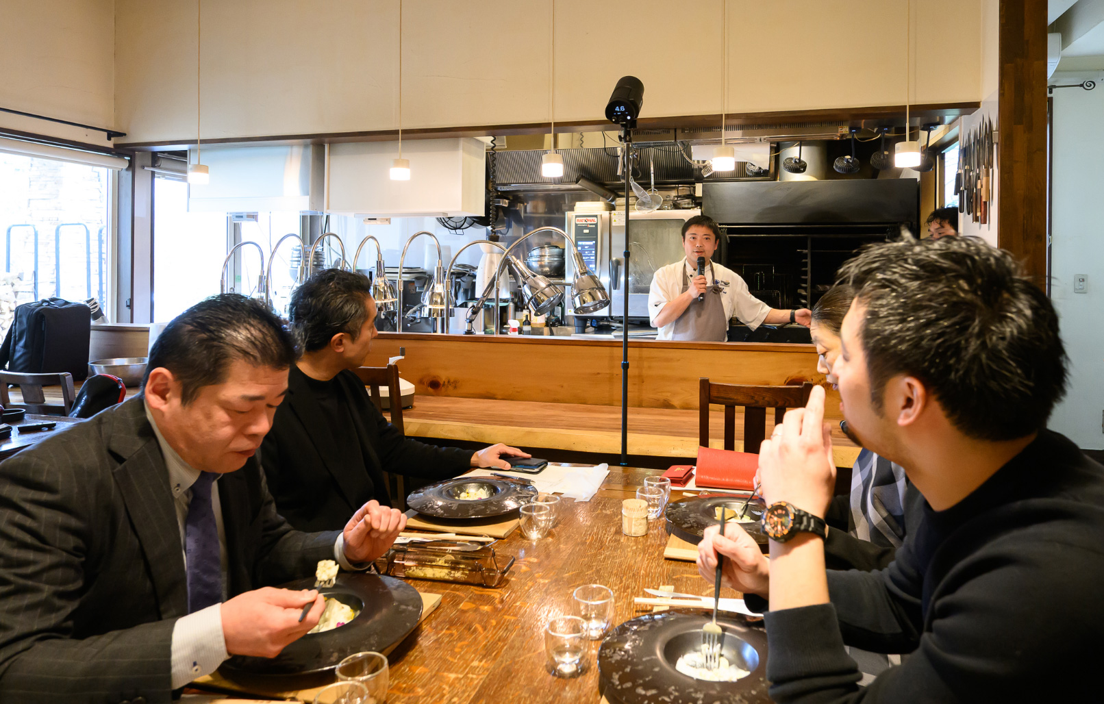 試食する参加者