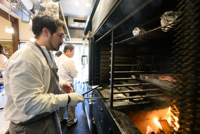 料理をする小川シェフ