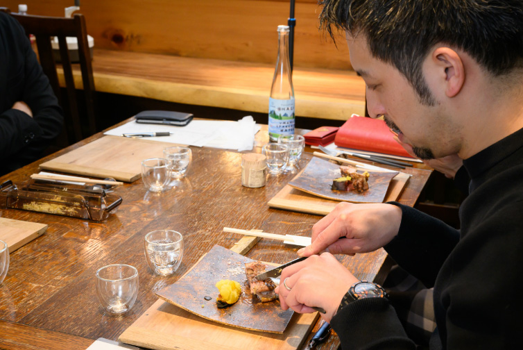 軍鶏料理を口にする大津氏