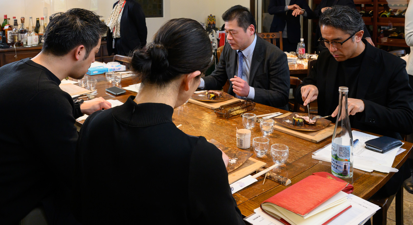 軍鶏料理を試食する参加者
