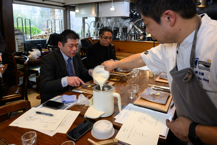 アイスクリームの準備をする萩シェフ