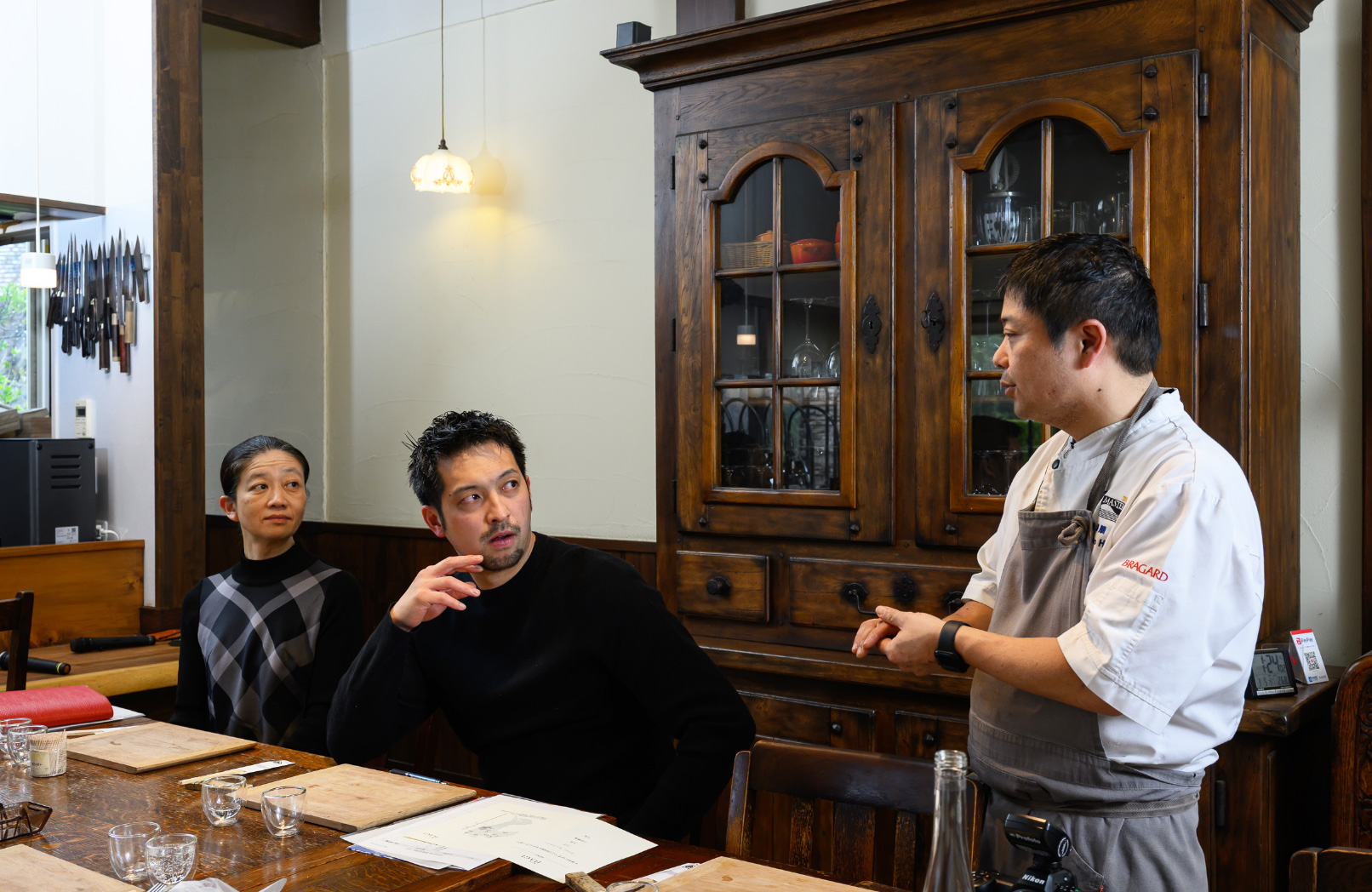 アイスクリームの説明をする萩シェフ