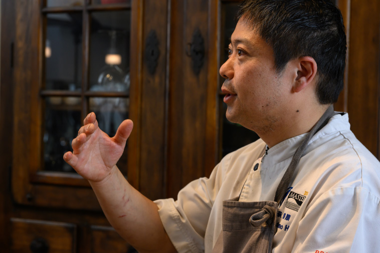 アイスクリームの説明をする萩シェフ