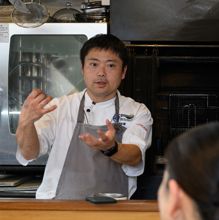 質問に対応する萩シェフ