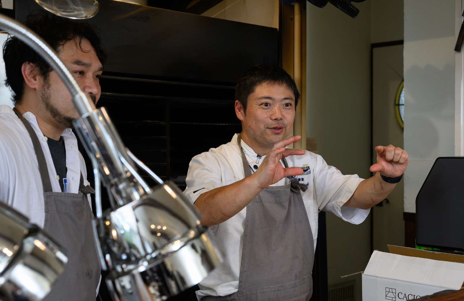 質問に対応する萩シェフ