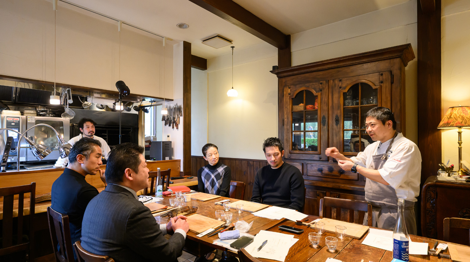 Umamiéのことを説明する萩シェフ