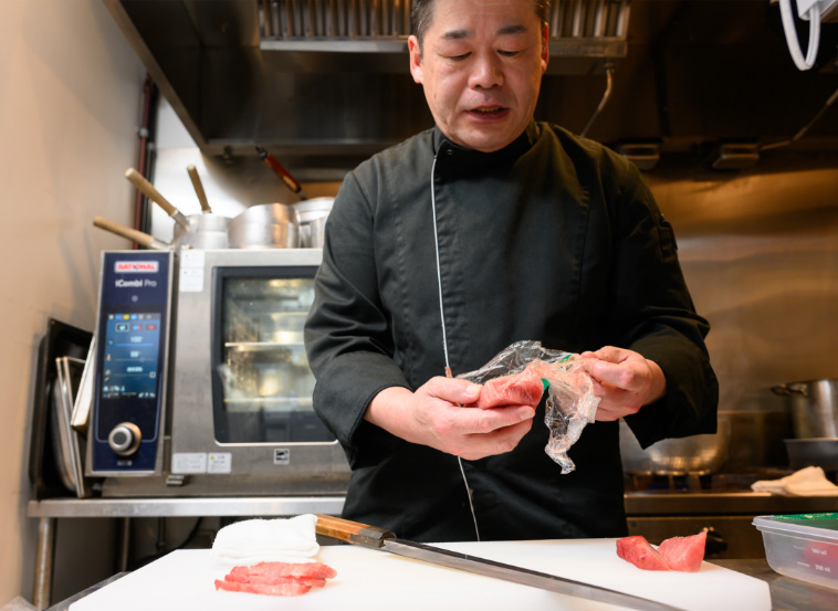 マグロを手にとる伊藤シェフ