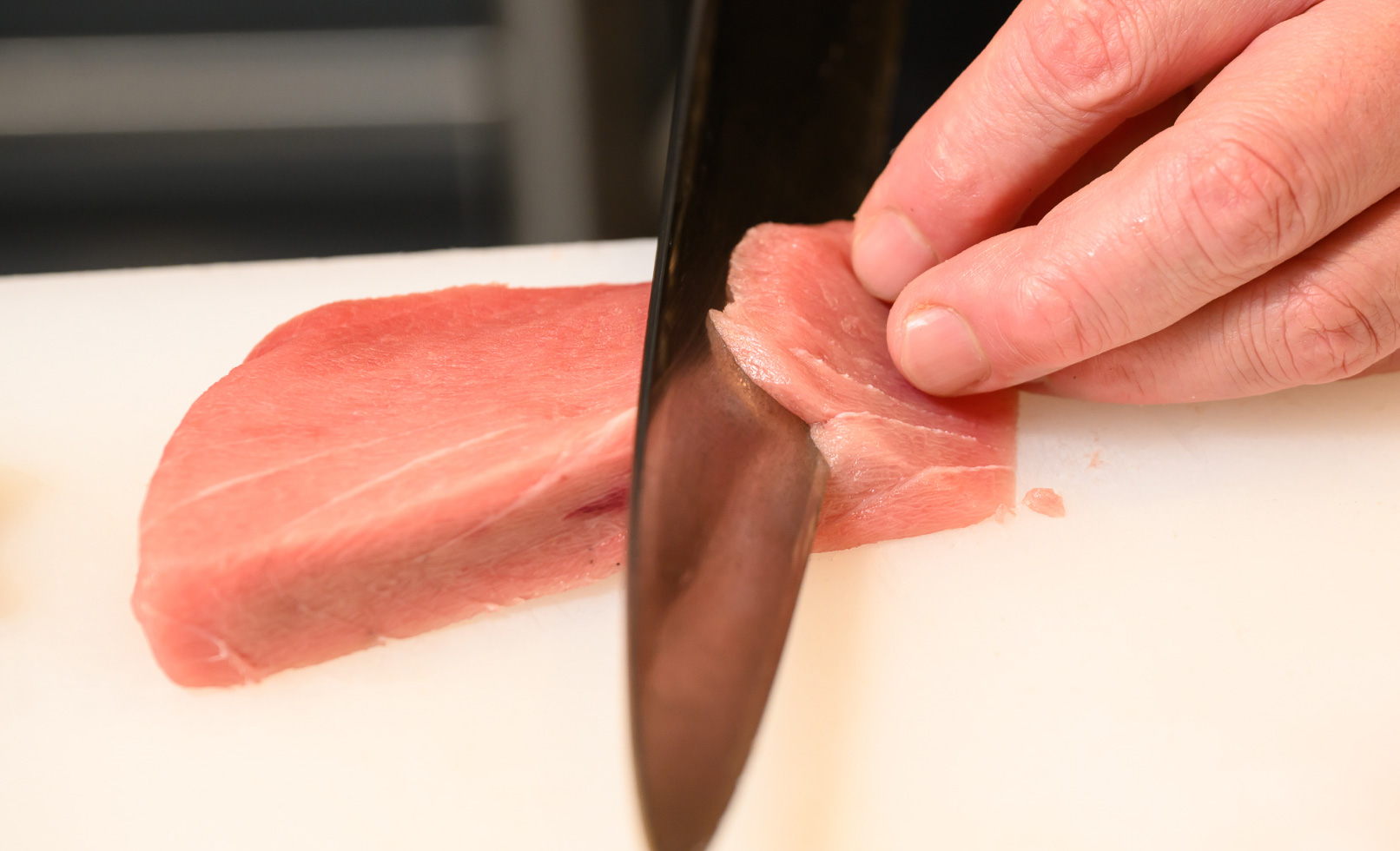 マグロを切る様子