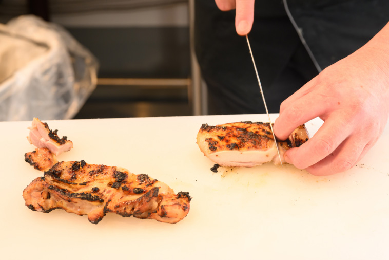 ヨーグルト味噌で漬けた若鶏(切る)